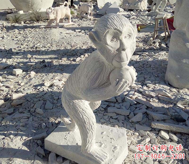 吉林抱桃的猴子动物石雕