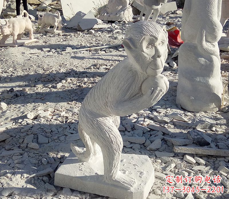 吉林抱桃子的猴子石雕