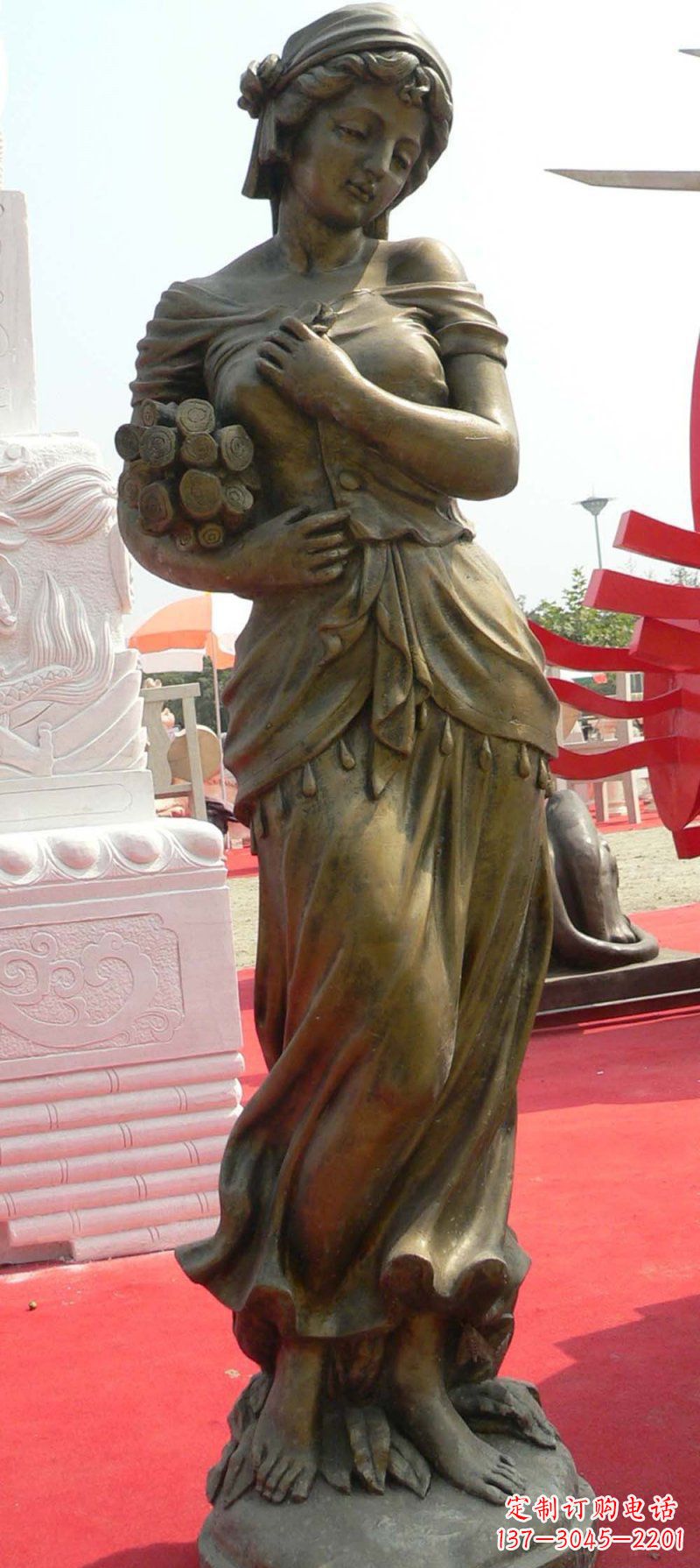 吉林抱着柴火的西方女孩人物铜雕