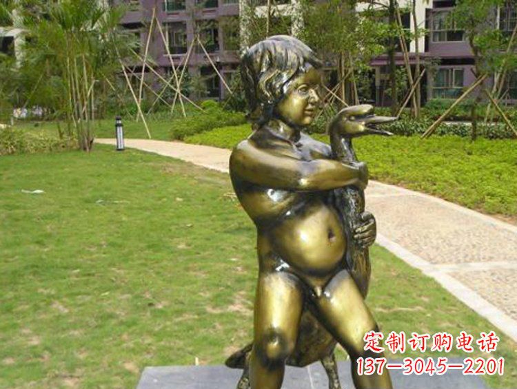 吉林新颖童真男孩城市玻璃钢仿铜景观雕塑