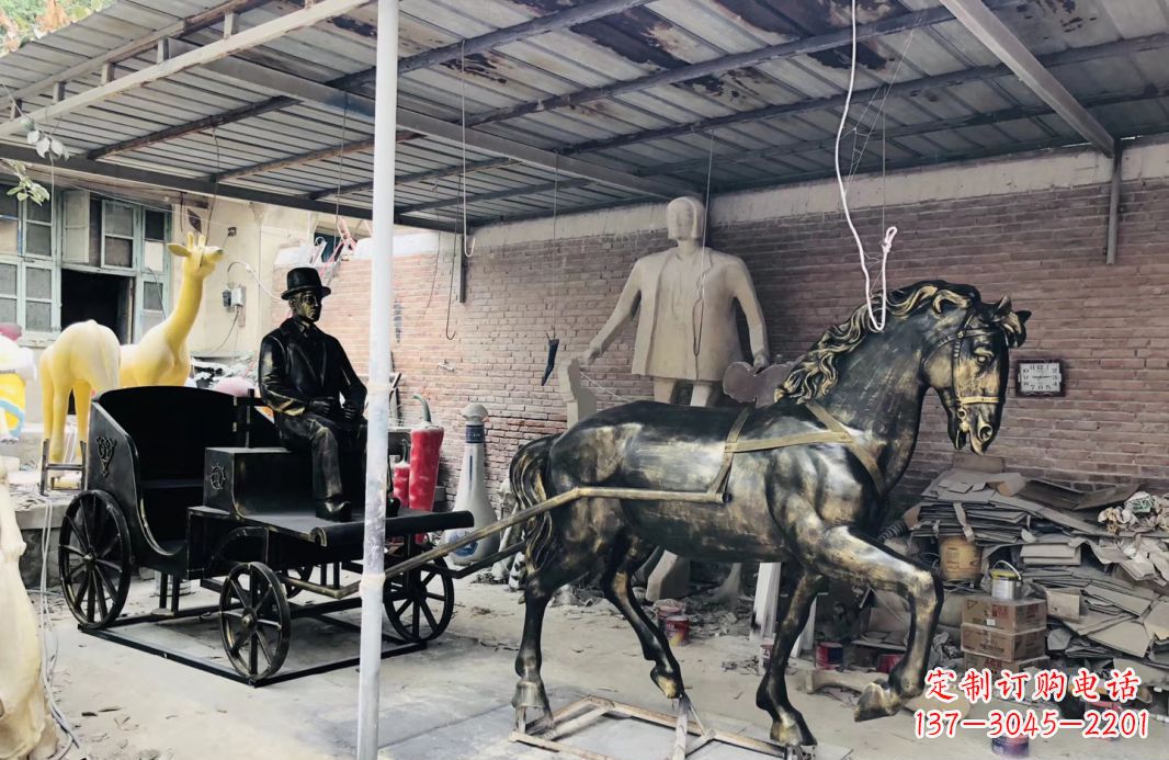 吉林玻璃钢仿铜马车雕塑——给广场景观增添绚丽色彩