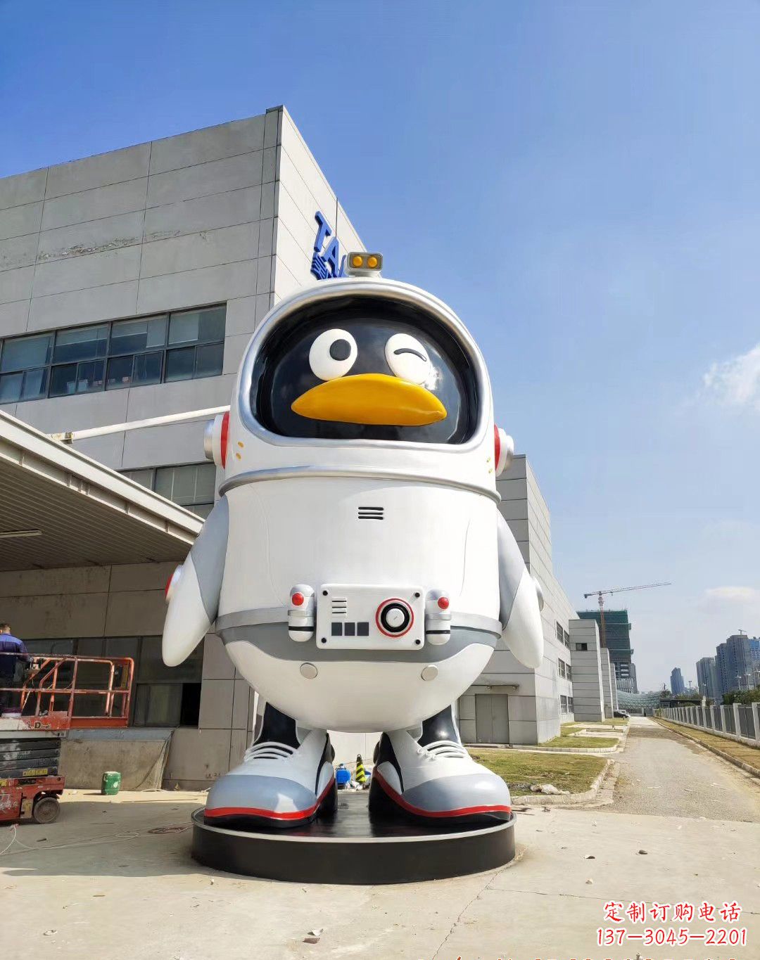 吉林玻璃钢太空企鹅雕塑