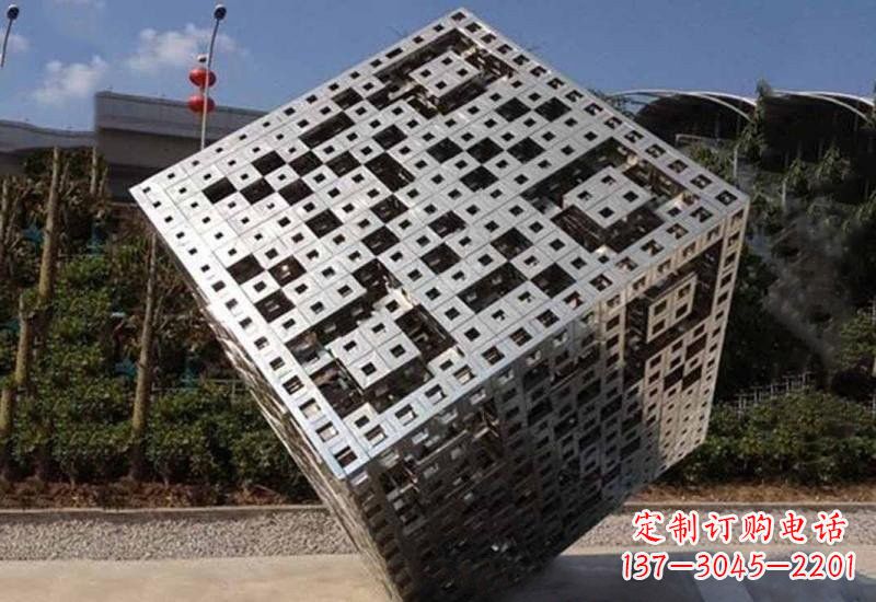 吉林不锈钢广场上的魔方雕塑