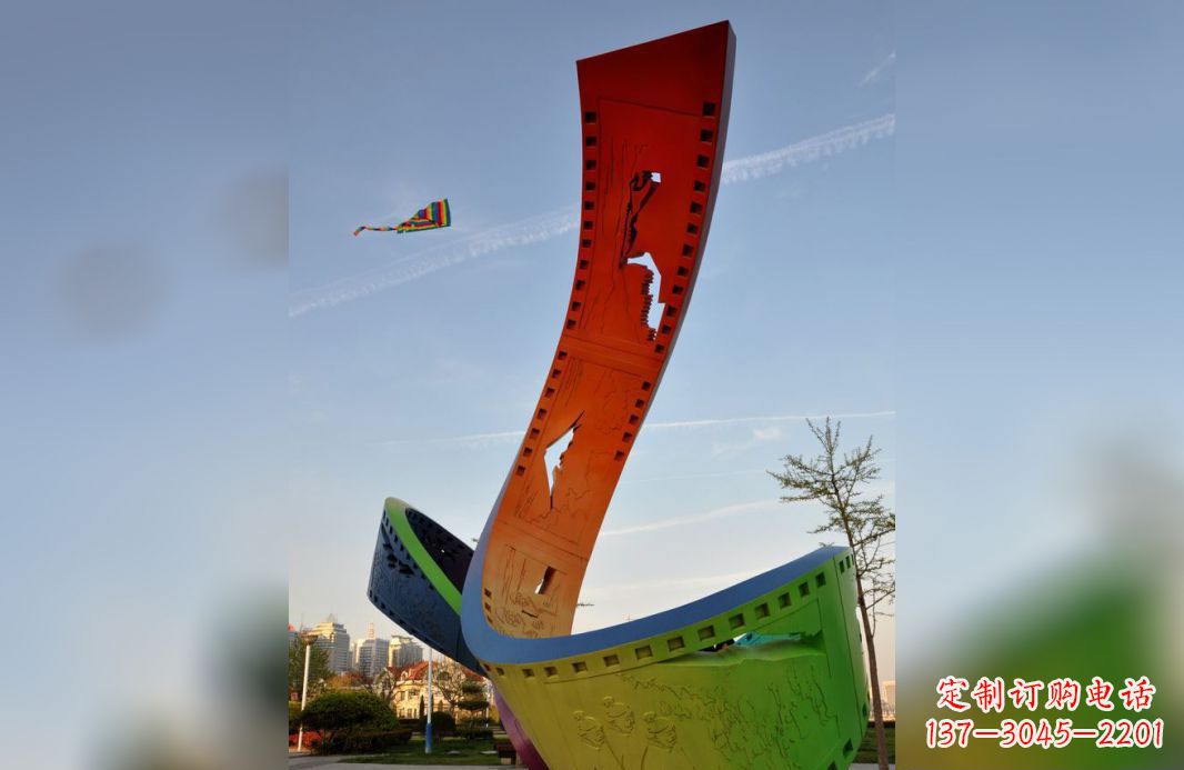 吉林不锈钢五彩胶卷广场雕塑——现代美学的象征