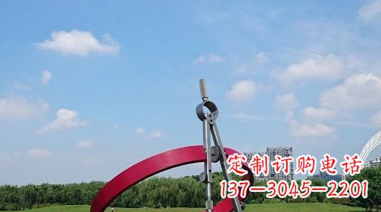 吉林不锈钢圆规雕塑环绕着美景