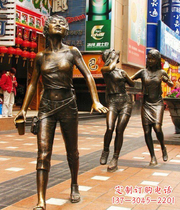 吉林步行街逛街的女孩以铜雕的形式永久保存