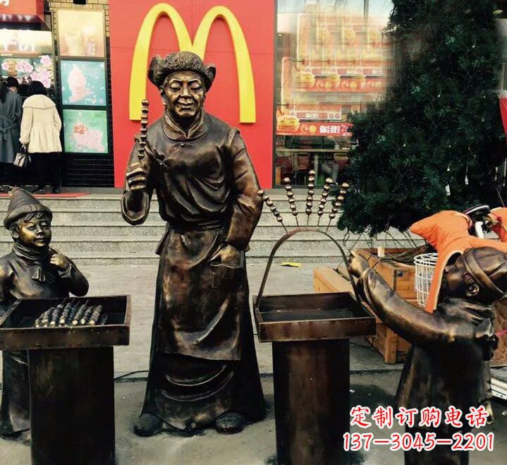吉林步行街上的糖葫芦铜雕