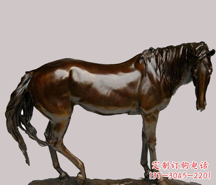 吉林草原上的动物雕塑
