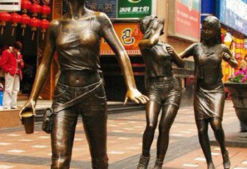 吉林步行街逛街的女孩以铜雕的形式永久保存