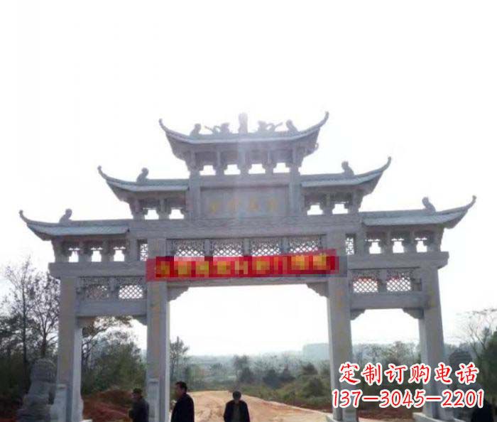吉林三门石雕牌楼古老而精美的雕塑