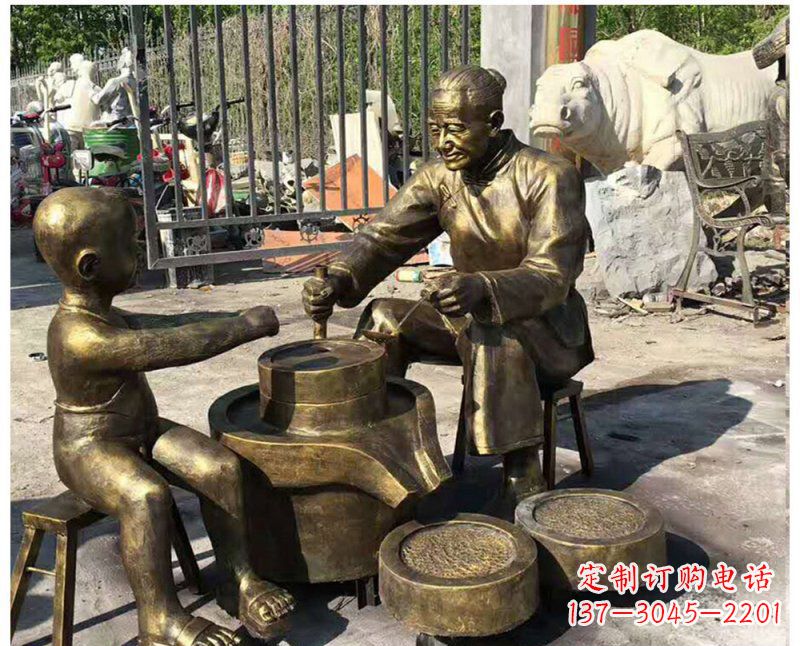 吉林传承传统,细节丰富的把老人磨豆浆雕塑