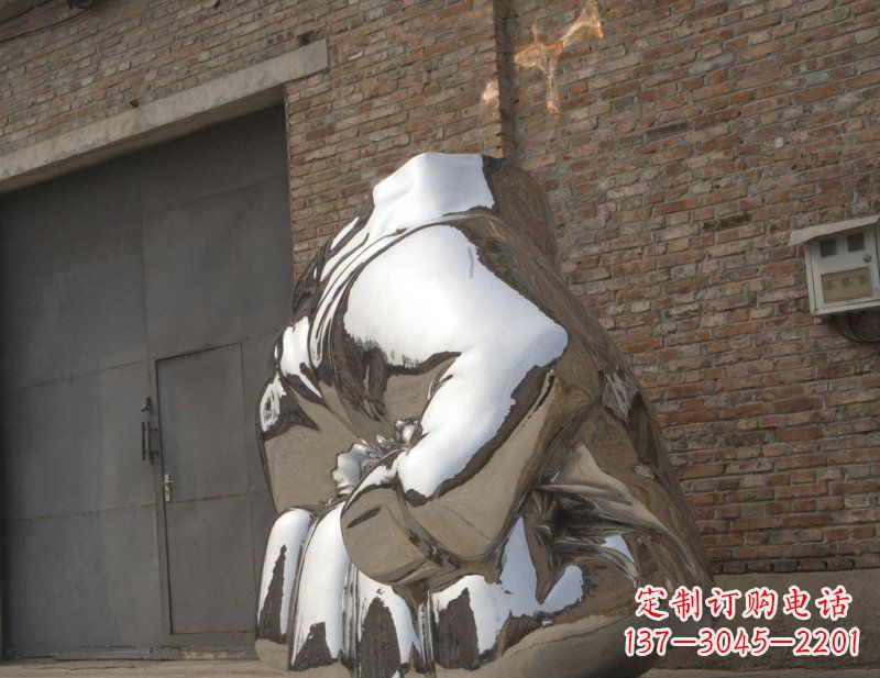 吉林冰冷威力,让精神抖动的不锈钢拳头雕塑