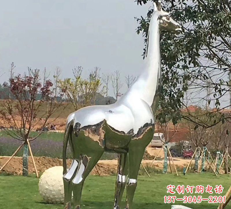 吉林公园不锈钢长颈鹿雕塑