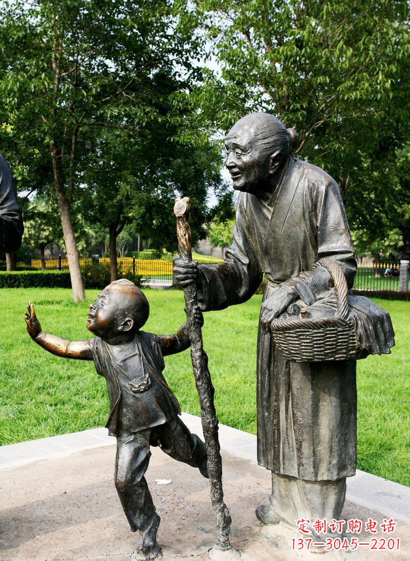 吉林公园老奶奶与孙子景观铜雕