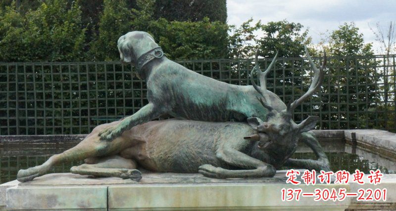 吉林公园梅花鹿和狗动物景观铜雕