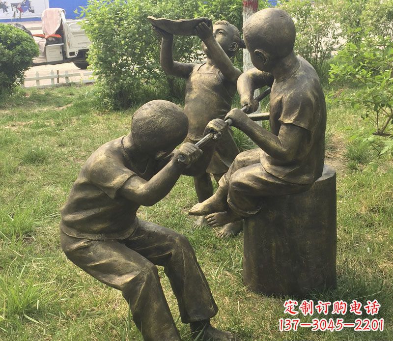 吉林公园玩水的儿童铜雕