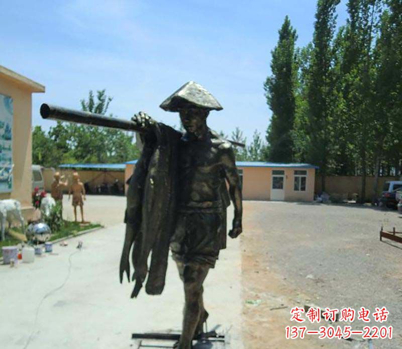 吉林传承古老文化的渔民雕塑