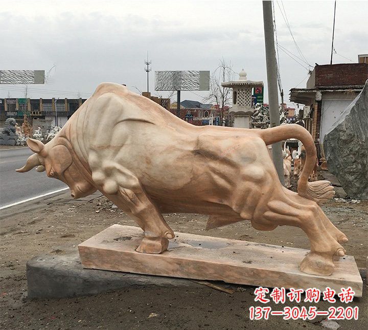 吉林象征力量的广场晚霞红牛雕塑