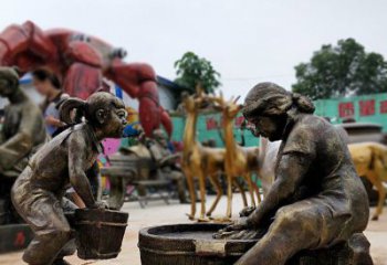 吉林注重传统的母爱——广场铜雕母亲洗衣服小品雕塑