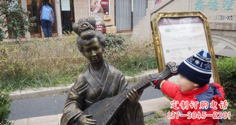 吉林街边弹琵琶的古代美女雕塑