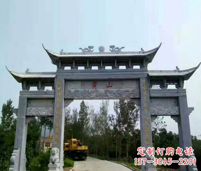 吉林景区三门石雕牌楼，是一种典型的古典建筑风…