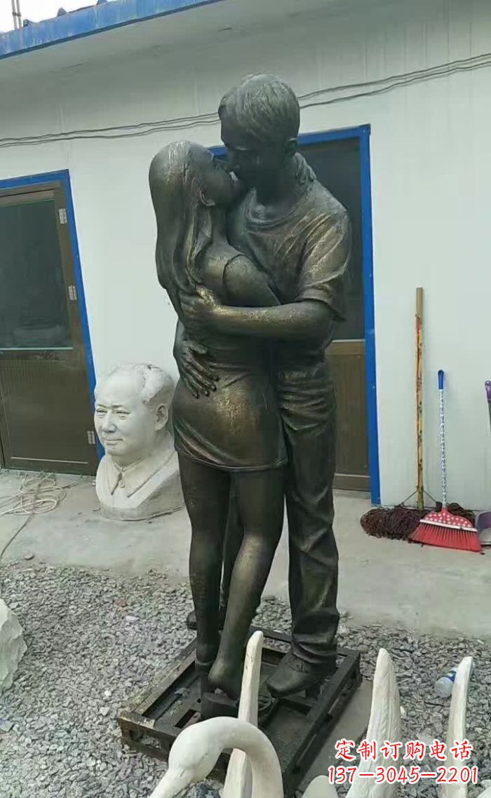 吉林无尽浪漫,情侣雕塑表达爱意