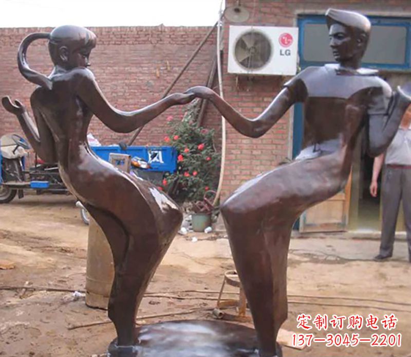 吉林时尚多彩的情侣雕塑