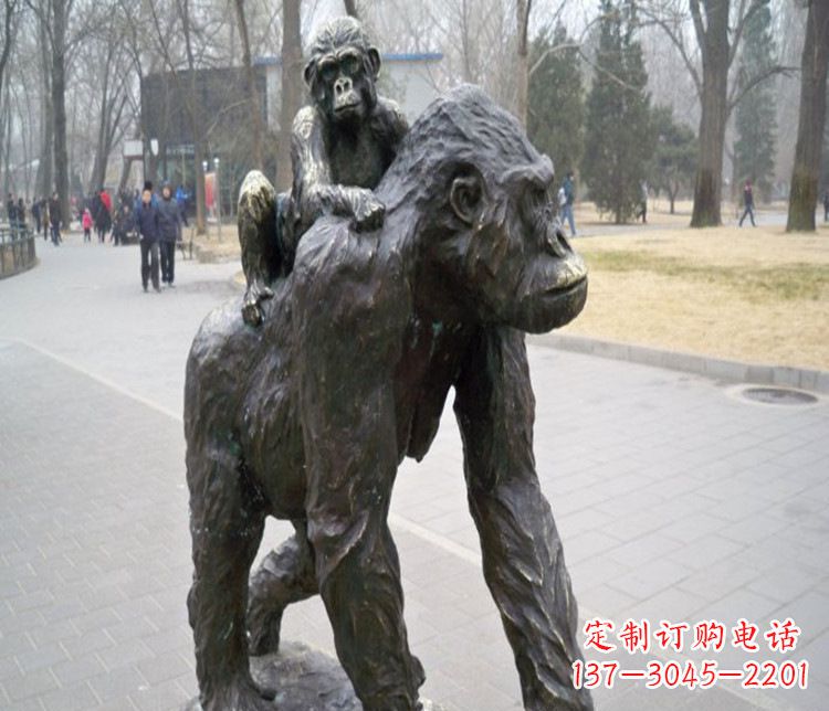 吉林多姿多彩的猩猩雕塑