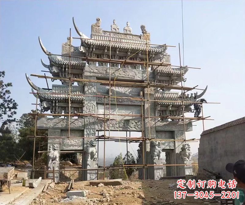 吉林石牌坊外东侧的龙凤雕塑