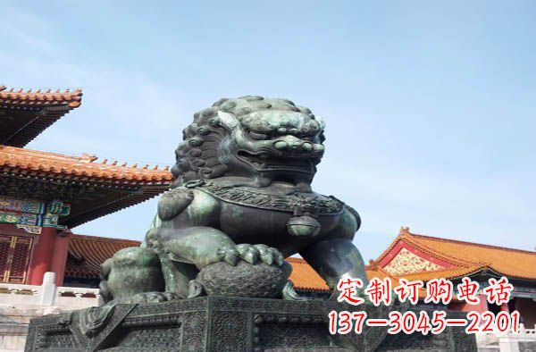 吉林寺庙门口狮子铜雕