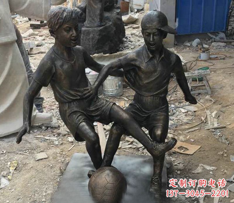 吉林踢足球公园人物铜雕