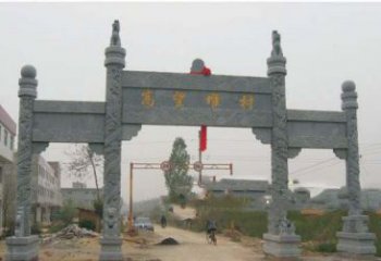 吉林艺术之美，青石村口牌坊雕塑