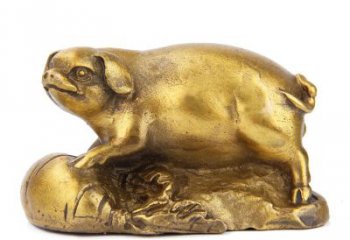 吉林铸铜鎏金猪雕塑时尚炫彩，精致温馨