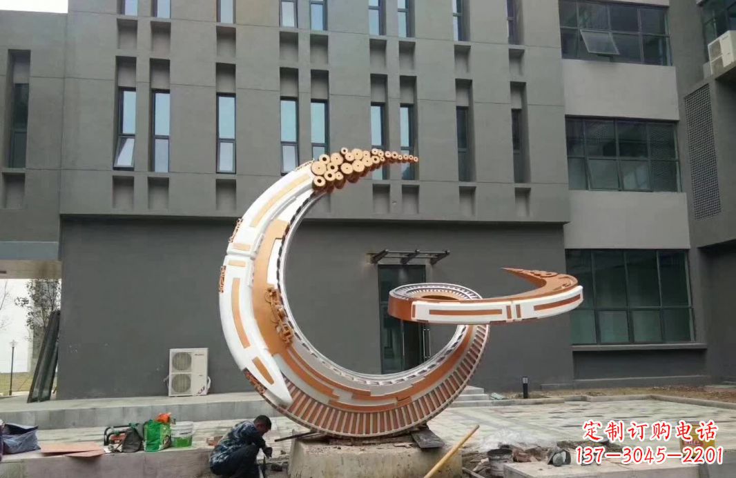 吉林小区抽象不锈钢月亮雕塑