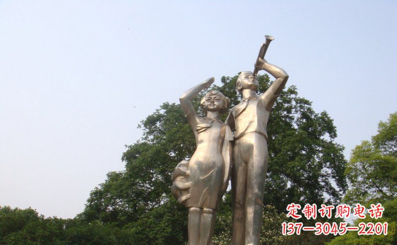 吉林校园吹军号敬礼的小学生人物景观铜雕