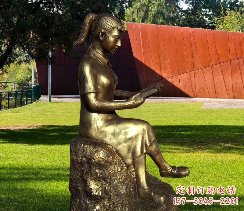 吉林校园看书的女孩铜雕