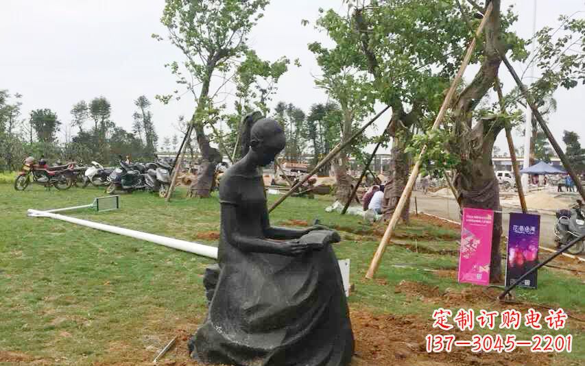 吉林校园看书女孩雕塑