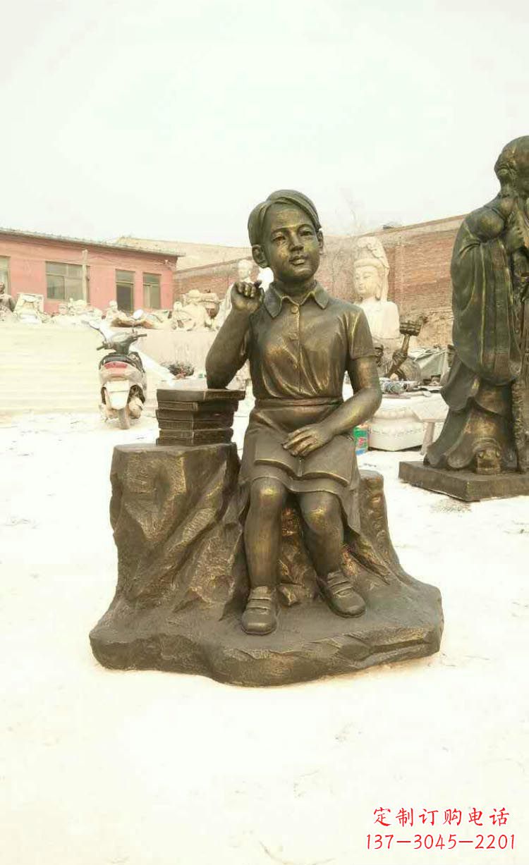 吉林校园看书思考的学生铜雕