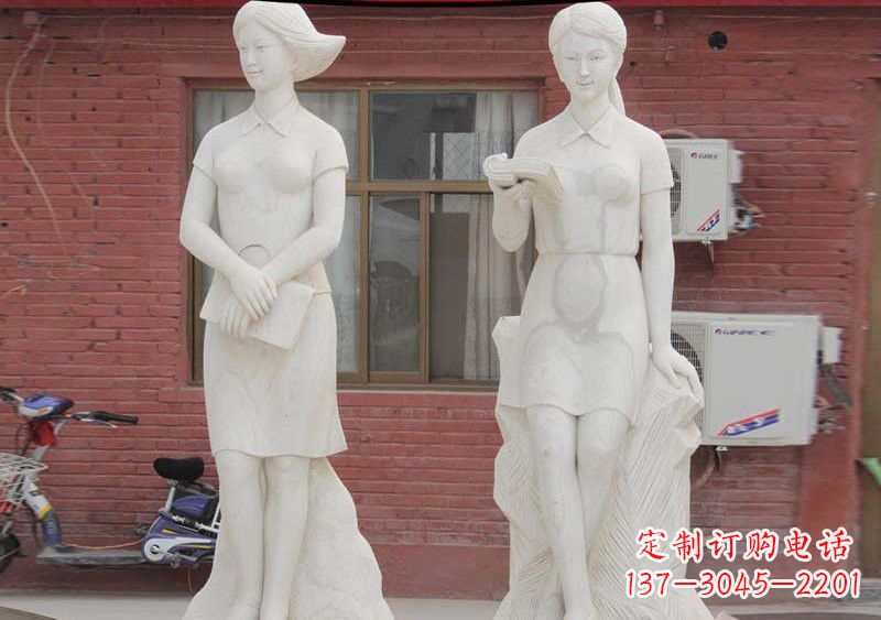吉林校园拿书本的学生石雕
