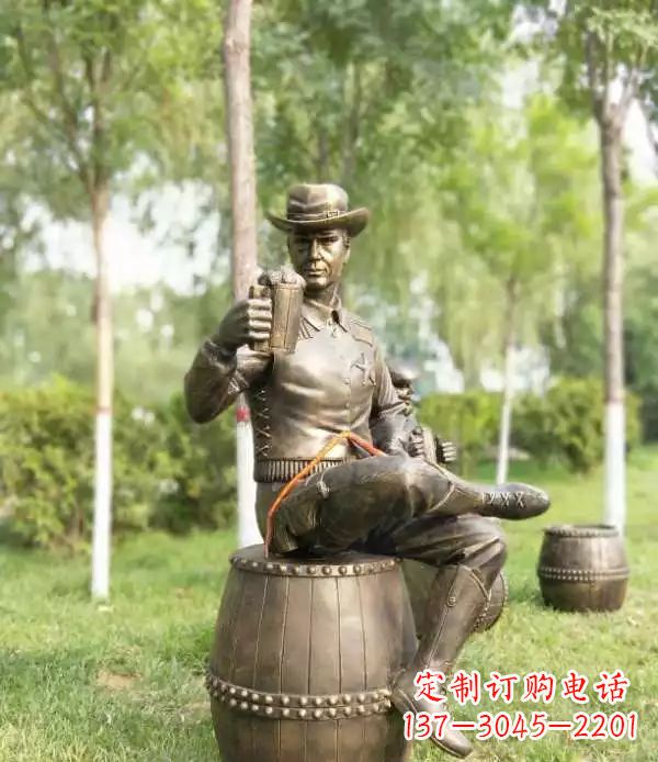 吉林坐酒桶喝啤酒的牛仔铜雕