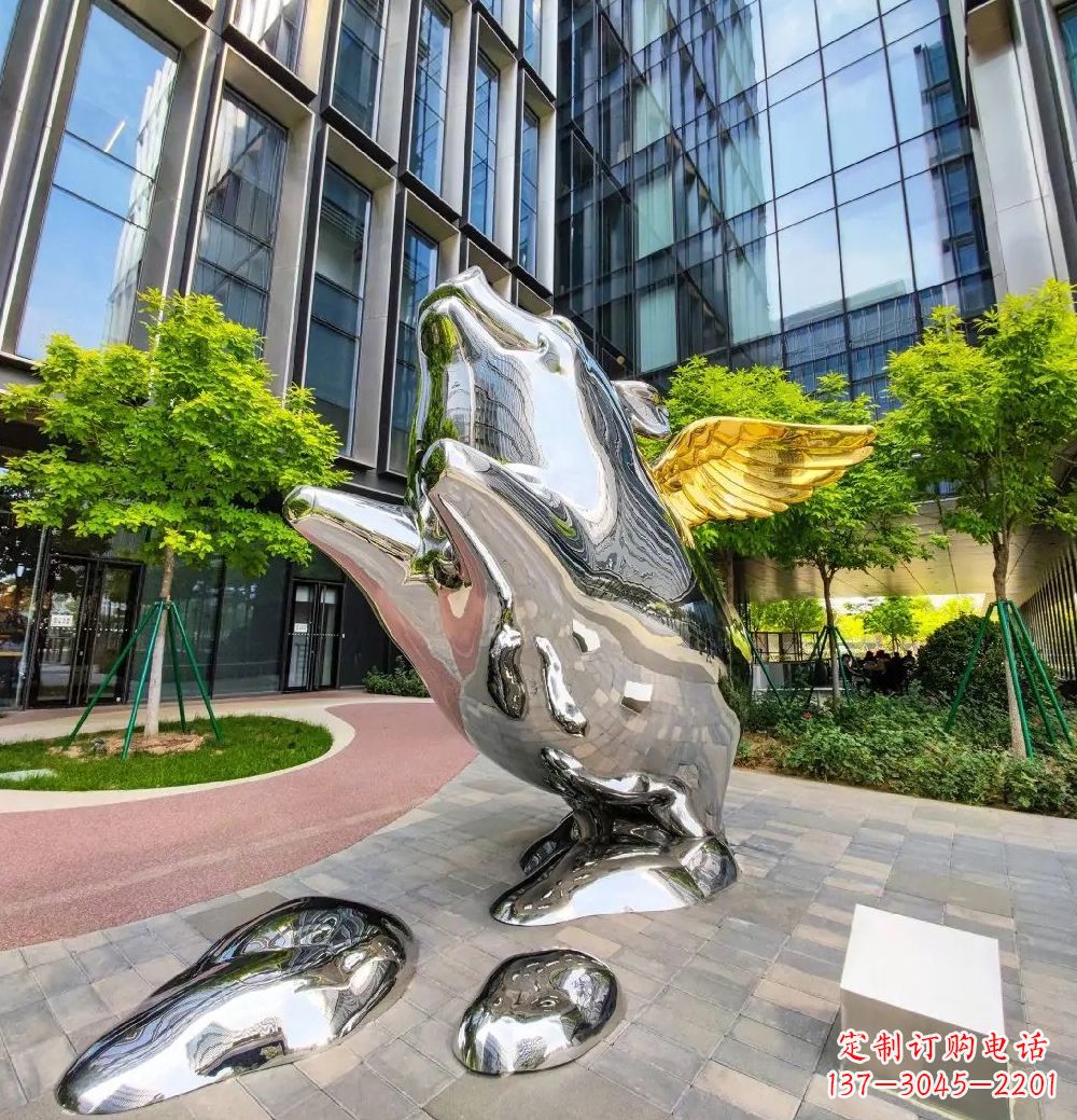 吉林猪雕塑-酒店门口一只带翅膀不锈钢镜面猪雕塑